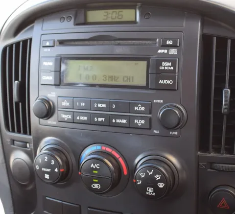 Hyundai iLoad (Starex) 2008-2010 (With EQ Button) dash