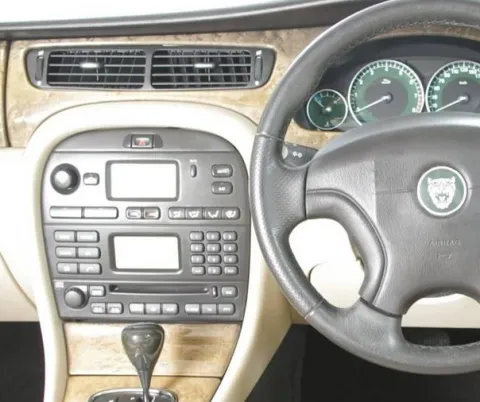 Jaguar X-Type 2001-2008 dash