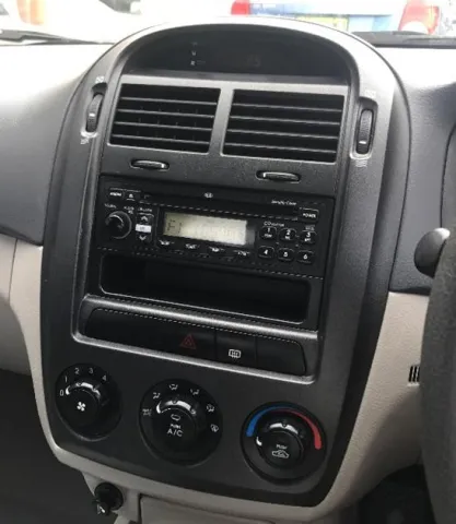 Kia Cerato 2005-2006 LD Hatchback dash